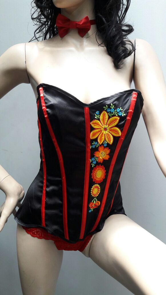 Exclusivos coordinados de corset con falda y shoker para cuello