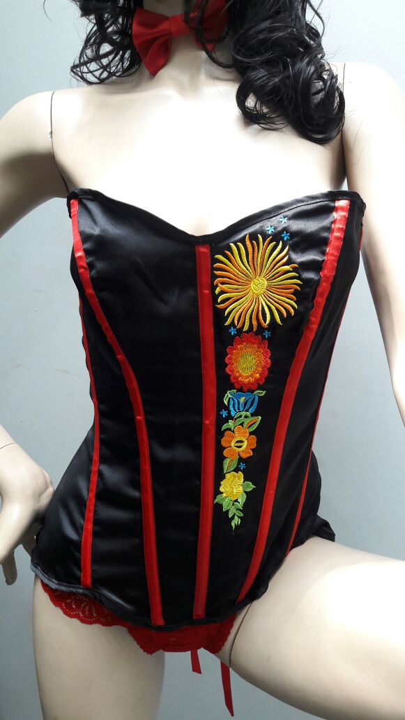 Exclusivos coordinados de corset con falda y shoker para cuello	